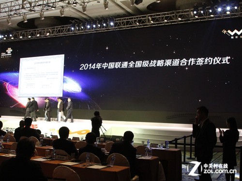 【十大外围足球平台app】孟广美助阵时装秀 性感红装诠释中国风(图1) 十大外围足球平台app